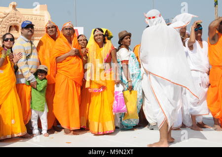 Jain devotees am Fuße von gomateshvara bahubali Statue, Shravanbelagola, Hassan, Karnataka, Indien während der Mahamastakabhisheka Festival - Die ano Stockfoto