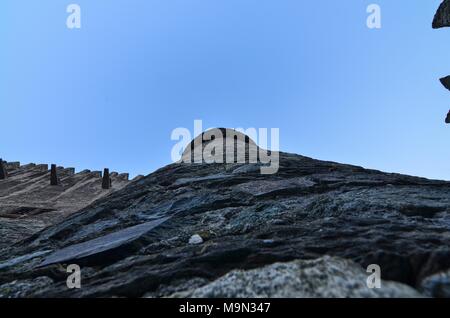 Fenis, Valle d'Aosta, Italien, 26. Dezember 2015. Innerhalb der Burgmauern, im Hof gesehen. Stockfoto