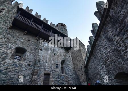 Fenis, Valle d'Aosta, Italien, 26. Dezember 2015. Innerhalb der Burgmauern, im Hof gesehen. Stockfoto