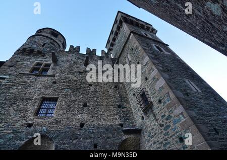 Fenis, Valle d'Aosta, Italien, 26. Dezember 2015. Innerhalb der Burgmauern, im Hof gesehen. Stockfoto