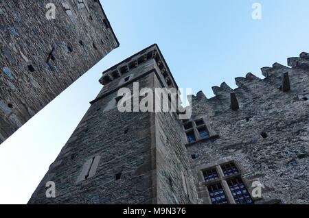 Fenis, Valle d'Aosta, Italien, 26. Dezember 2015. Innerhalb der Burgmauern, im Hof gesehen. Stockfoto