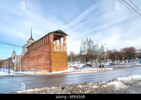Einreise in das Hoheitsgebiet des historischen Zentrums von Smolensk. Alte Festung an der Wand und die Kathedrale Stockfoto