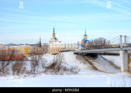 SMOLENSK, Russland - März 08.2018: Blick auf die Zentrale Brücke über den Don River und die Kirche von St. Nikolaus in Smolensk Stockfoto