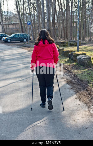 Frau tut, Nordic Walking Stockfoto