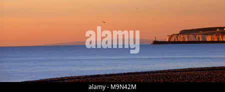 Newhaven Leuchtturm auf der westlichen Arm-entfernten Blick auf Brighton und Worthing - Bild von Seaford Strand westlich auf der Suche berücksichtigt. Stockfoto