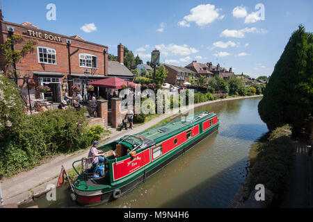 Ein Kanalboot auf dem Grand Union Canal in Barhamsted Stockfoto