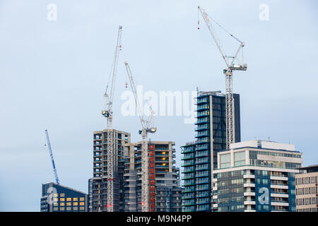 Neue Wolkenkratzer im Bau mit großen Kränen. Bau Wirtschaft und Industrie, Urbanisierung, Zersiedelung Immobilienblase Konzept, Backgr Stockfoto