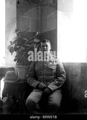 AJAXNETPHOTO. 1914-1920. Ort unbekannt. - Porträt - britische Armee Soldat in Uniform für die Kamera posiert. Fotograf: unbekannt © DIGITAL IMAGE COPYRIGHT AJAX VINTAGE BILDARCHIV QUELLE: AJAX VINTAGE BILDARCHIV SAMMLUNG REF: 182303 07 Stockfoto