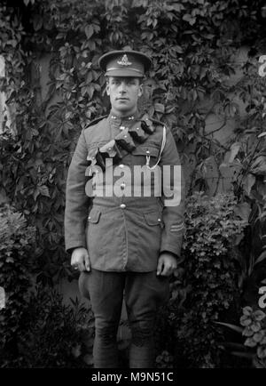 AJAXNETPHOTO. 1914-1920. Ort unbekannt. - Porträt - britische Armee Soldat in Uniform für die Kamera posiert. Fotograf: unbekannt © DIGITAL IMAGE COPYRIGHT AJAX VINTAGE BILDARCHIV QUELLE: AJAX VINTAGE BILDARCHIV SAMMLUNG REF: 182303 04 Stockfoto