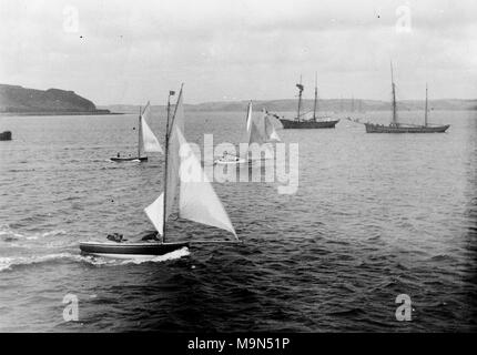 AJAXNETPHOTO. 1913-1914 (ca.) Falmouth, England. FALMOUTH QUAY STOCHERKÄHNE RACING IN Carrick Roads. Fotograf: unbekannt © DIGITAL IMAGE COPYRIGHT AJAX VINTAGE BILDARCHIV QUELLE: AJAX VINTAGE BILDARCHIV SAMMLUNG REF: 182303 BX4 07. Stockfoto