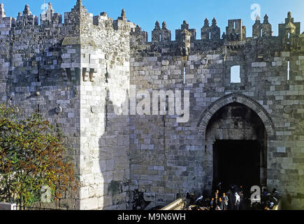 Damaskus Tor mit Menschen in Jerusalem. Stockfoto