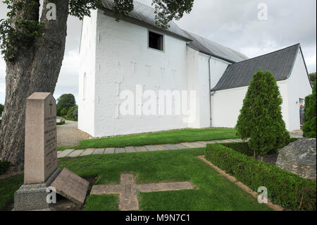 Romanische Jelling kirke (Kirche) in 1100 gebaut. Der königliche Sitz der ersten Könige von Dänemark mit großen Stein Schiff, zwei grosse Grabhügel, die Jelling Stockfoto