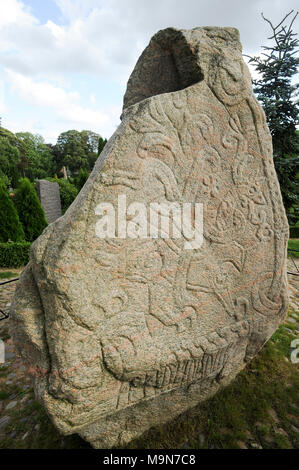 Massive geschnitzten runestones Jellingstenene (Jelling Steine) von X Jahrhundert, König Harald von der Bluetooth Gormsson runenstein von 983 in Erinnerung an seine Eltern Stockfoto