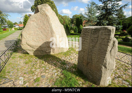 Massive geschnitzten runestones Jellingstenene (Jelling Steine) von X Jahrhundert, auf der linken Seite König Harald von der Bluetooth Gormsson runenstein von 983 in Erinnerung an Stockfoto