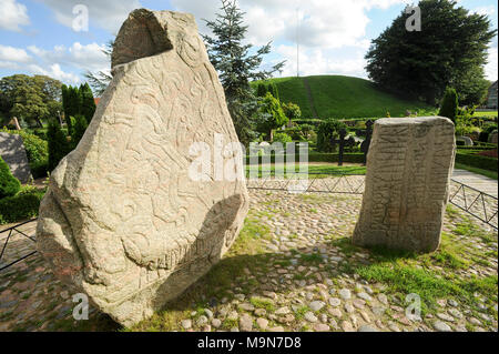 Massive geschnitzten runestones Jellingstenene (Jelling Steine) von X Jahrhundert, auf der linken Seite König Harald von der Bluetooth Gormsson runenstein von 983 in Erinnerung an Stockfoto