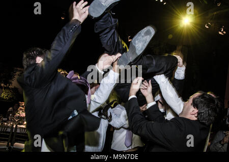 Bräutigam in der luft, lustige Momente einer Hochzeit Stockfoto