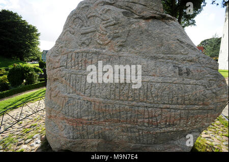 Massive geschnitzten runestones Jellingstenene (Jelling Steine) von X Jahrhundert, König Harald von der Bluetooth Gormsson runenstein von 983 in Erinnerung an seine Eltern Stockfoto