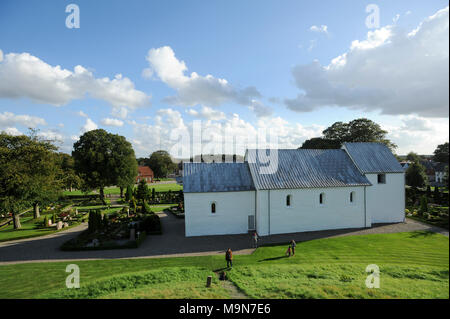 Romanische Jelling kirke (Kirche) in 1100 gebaut. Der königliche Sitz der ersten Könige von Dänemark mit großen Stein Schiff, zwei grosse Grabhügel, die Jelling Stockfoto