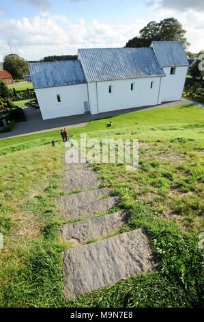 Romanische Jelling kirke (Kirche) in 1100 gebaut. Der königliche Sitz der ersten Könige von Dänemark mit großen Stein Schiff, zwei grosse Grabhügel, die Jelling Stockfoto