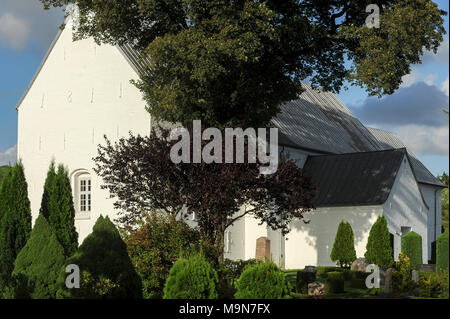 Romanische Jelling kirke (Kirche) in 1100 gebaut. Der königliche Sitz der ersten Könige von Dänemark mit großen Stein Schiff, zwei grosse Grabhügel, die Jelling Stockfoto