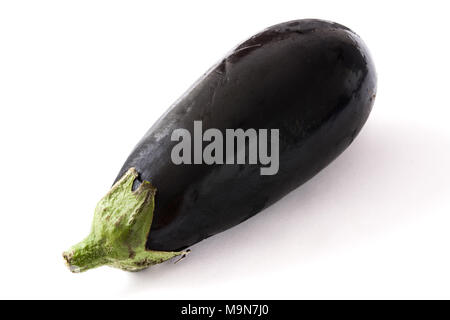 Roh Aubergine auf weißem Hintergrund Stockfoto