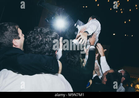 Bräutigam in der luft, lustige Momente einer Hochzeit Stockfoto