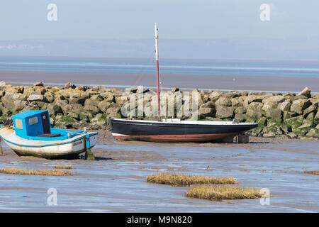 Zwei kleine Küstenfischerei Schiffe auflaufen und warten auf die Flut in Morecambe, England, Großbritannien Stockfoto