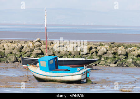 Zwei kleine Küstenfischerei Schiffe auflaufen und warten auf die Flut in Morecambe, England, Großbritannien Stockfoto