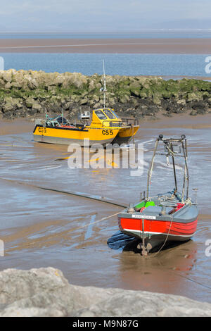 Zwei kleine Küstenfischerei Schiffe auflaufen und warten auf die Flut in Morecambe, England, Großbritannien Stockfoto