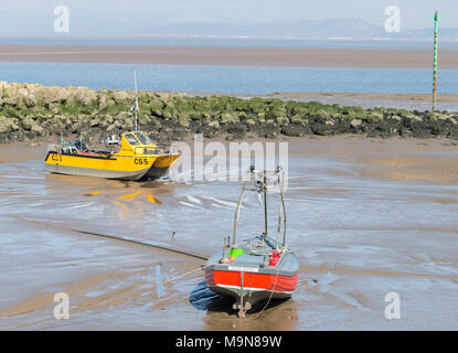 Zwei kleine Küstenfischerei Schiffe auflaufen und warten auf die Flut in Morecambe, England, Großbritannien Stockfoto