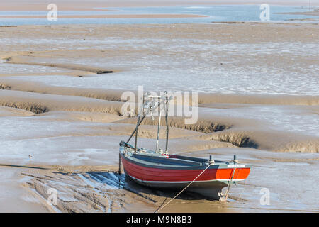Eine kleine Küstenfischerei Boot strandete und warten auf die Flut in Morecambe, England, Großbritannien Stockfoto