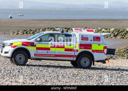 Lancashire Feuer und Rettung Air Support Unit Tests einer Drohne (UAV) über den Strand in Morecambe Stockfoto