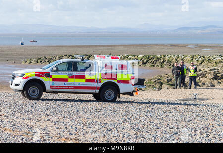 Lancashire Feuer und Rettung Air Support Unit Tests einer Drohne (UAV) über den Strand in Morecambe Stockfoto