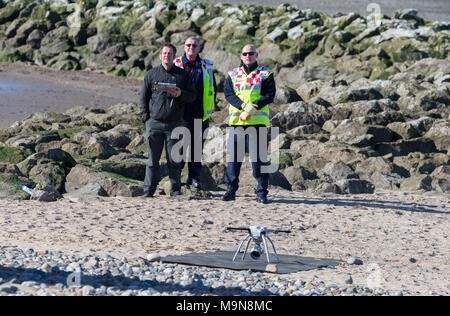 Lancashire Feuer und Rettung Air Support Unit Tests einer Drohne (UAV) über den Strand in Morecambe Stockfoto