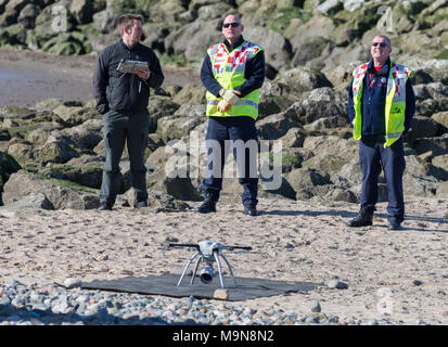 Lancashire Feuer und Rettung Air Support Unit Tests einer Drohne (UAV) über den Strand in Morecambe Stockfoto