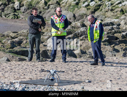 Lancashire Feuer und Rettung Air Support Unit Tests einer Drohne (UAV) über den Strand in Morecambe Stockfoto