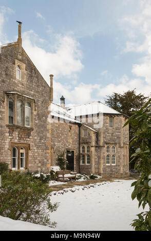Henbury Village Hall, errichtet als eine Schule im Jahre 1830, mit Schnee bedeckt, North Bristol Stockfoto