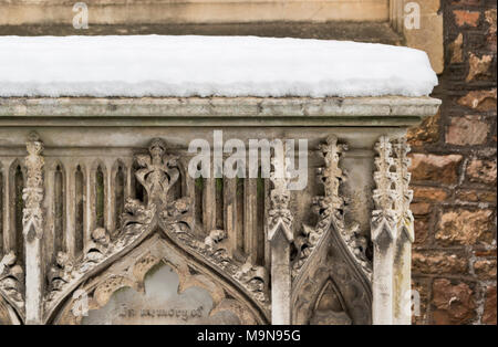 Marienkirche in Henbury, Bristol abgedeckt im Schnee. Stockfoto