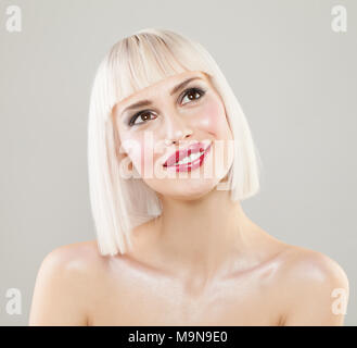 Fröhliche Frau mit gesunder Haut und Blonde Bob Frisur. Weiblich Modell lächelnd und Sah Stockfoto