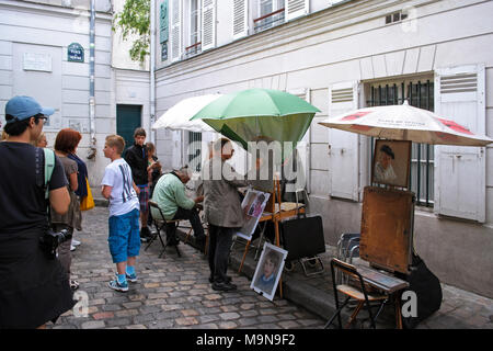 Paris, Frankreich, 21. Juni: Paris Künstler malen Portraits von Parisern und Gäste der Stadt in einer gemütlichen Ecke des Place du Tertre in Montmartre, 21 Ju Stockfoto