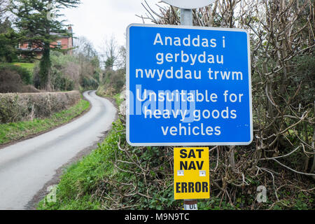 Sat Nav, Fehler, Zeichen, zweisprachig, Sprache, Straße, Zeichen, at, Llanymynech, Dorf, Auf, Grenze, zwischen, Shropshire, England und Powys, Montgomeryshire, Wales, Vereinigtes Königreich, Stockfoto