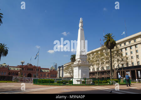 BUENOS AIRES, ARGENTINIEN - 12. SEPTEMBER: Die Plaza de Mayo (Englisch: Square) ist der Hauptplatz in Buenos Aires. Im Hintergrund, die Casa Rosada (Klemme Stockfoto