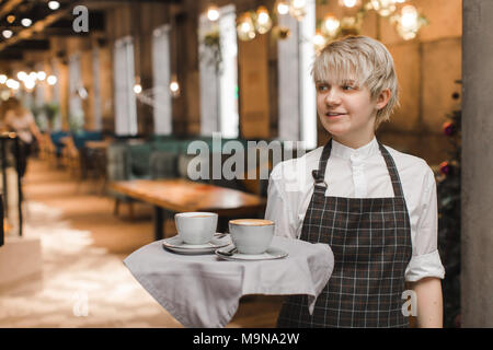 Die Kellnerin trägt die um Stockfoto