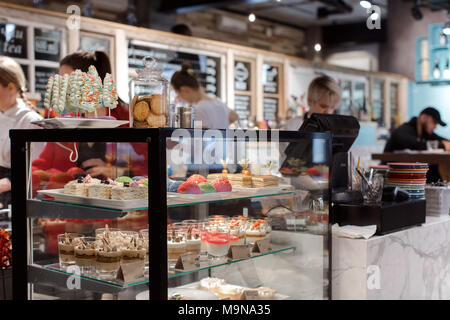 Schaufenster der Süßigkeiten in einem Cafe Stockfoto