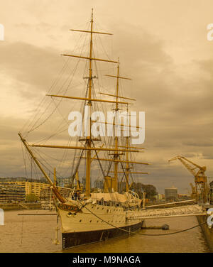 BUENOS AIRES, Argentinien - 1. Oktober: Fregatte Präsident Sarmiento angedockt am Dock in Puerto Madero. Schiff bei Nacht in Buenos Aires. Argentinien Stockfoto