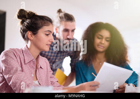 Multirassischen Business Team zusammen um einen Laptop arbeiten Stockfoto