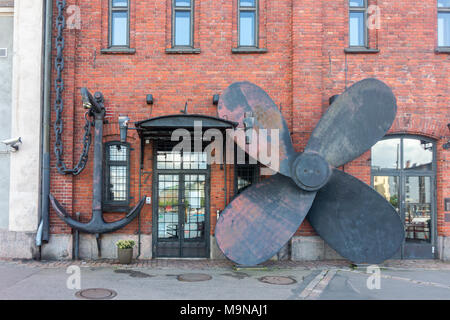 Großer Anker und von einem alten Schiff an der Wand eines alten Hauses, Helsinki, Finnland Stockfoto