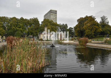 Italian Gardens, Kensington Gardens, Hyde Park in der Nähe von Lancaster Gate, London, England. In den 1860er Jahren erstellt wird, wird das Royal Park verfügt über mehrere Pools, fountai Stockfoto