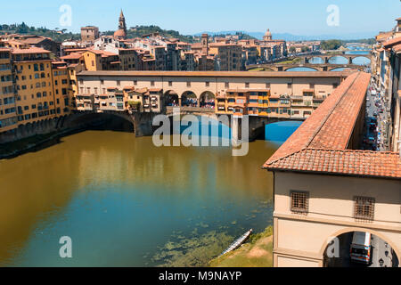 Ponte Vecchio in Florenz überspannt den Fluss Arno Verlinkung Via Por Santa Maria mit Via Guicciardini Goldschmied Geschäfte und einen zentralen Platz empfängt Stockfoto