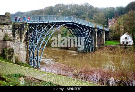 Die Eiserne Brücke in Shropshire, England von Thomas Telford, wegweisende Ingenieur für innovative Technologie in der industriellen Revolution gebaut Stockfoto